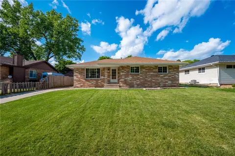 10 E Maxwelton Dr, Des Moines, IA 50315