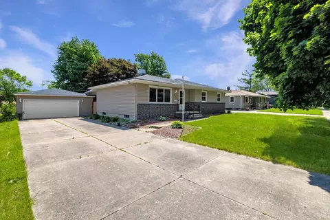 821 SE Innsbruck Dr, Ankeny, IA 50021