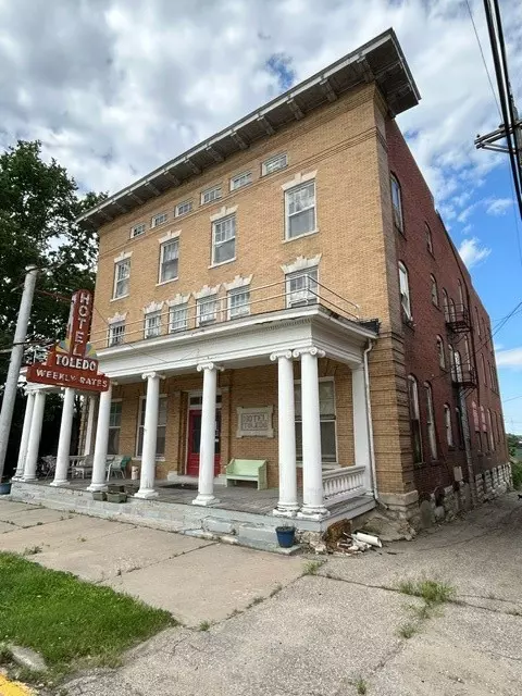114 S Broadway St, Toledo, IA 52342