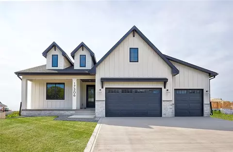 17306 Springbrook Trl, Urbandale, IA 50323