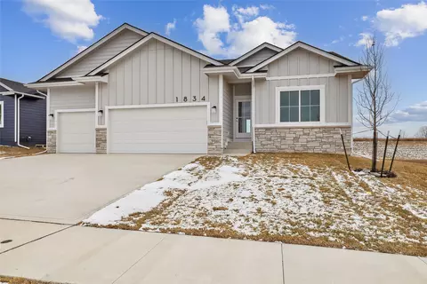 1834 Silver Maple Dr, Norwalk, IA 50211