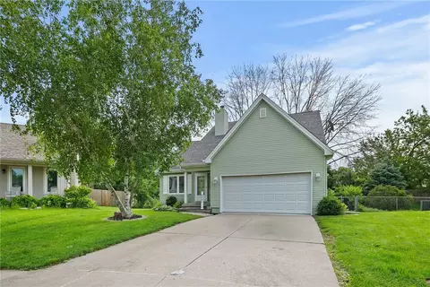 5301 Brookview Dr, West Des Moines, IA 50266
