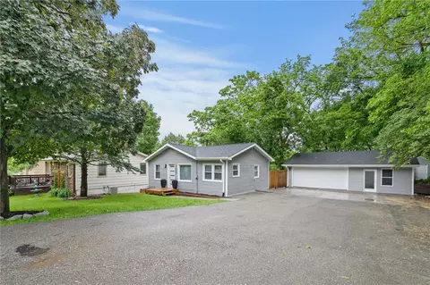 2233 E 34th St, Des Moines, IA 50317