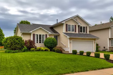 5437 NW 92nd St, Johnston, IA 50131