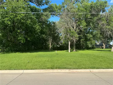 901 SE 11th St, Des Moines, IA 50309