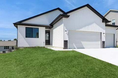 405 N 19th St, Indianola, IA 50125