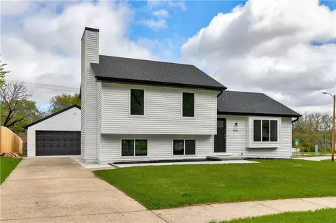 9401 Monroe Ct, Urbandale, IA 50322