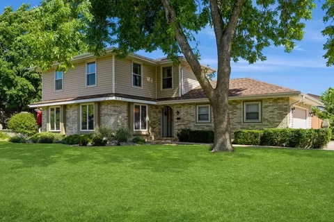 5001 Bel Aire Rd, Des Moines, IA 50310