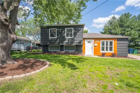 3913 82nd St, Urbandale, IA 50322