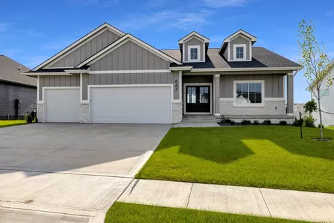 647 Bella St, West Des Moines, IA 50266