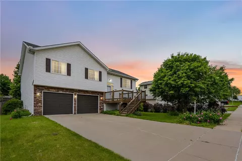 1427 E 18th St, Norwalk, IA 50211