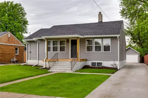 3014 48th Pl, Des Moines, IA 50310