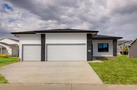 9477 Modena Ln, West Des Moines, IA 50266