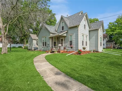 911 N Howard St, Indianola, IA 50125