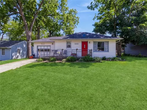 1203 S 8th Ave E, Newton, IA 50208