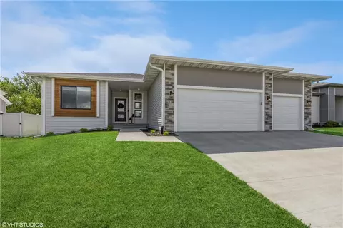 619 Dotson Dr, Ames, IA 50014