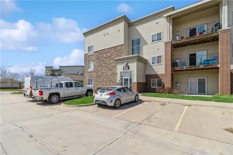6350 Coachlight Dr #1102, West Des Moines, IA 50266