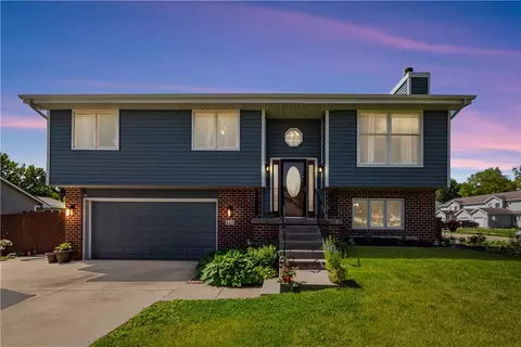 450 Patterson Dr, Carlisle, IA 50047