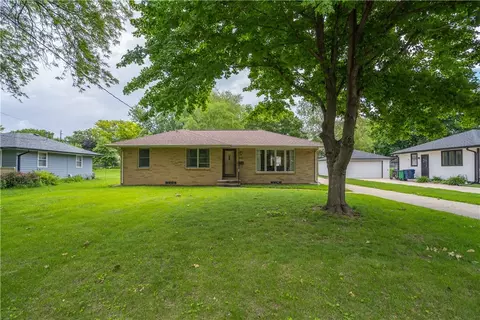 3917 73rd St, Urbandale, IA 50322