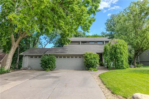 5114 Magnolia Dr, Pleasant Hill, IA 50327