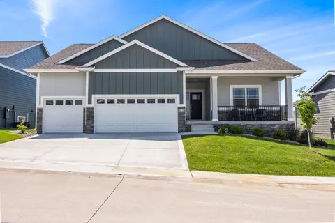 9126 Greenway Dr, West Des Moines, IA 50266