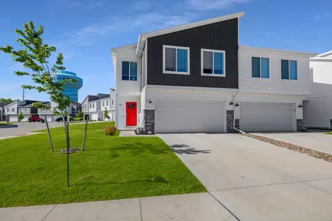 9714 Crestview Dr, West Des Moines, IA 50266