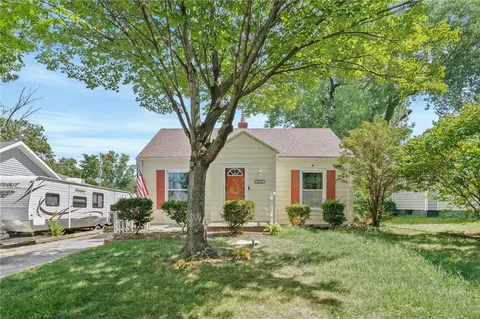 4125 Oxford St, Des Moines, IA 50313