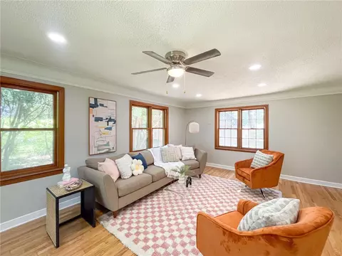 4003 Lower Beaver Rd, Des Moines, IA 50310