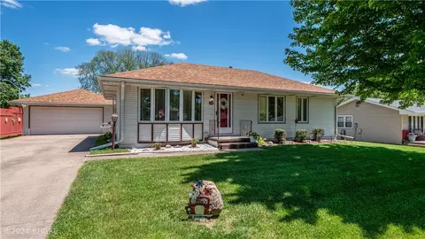 314 N 10th St, Indianola, IA 50125