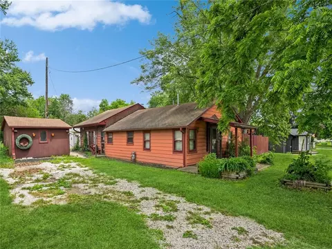 406 S F St, Indianola, IA 50125