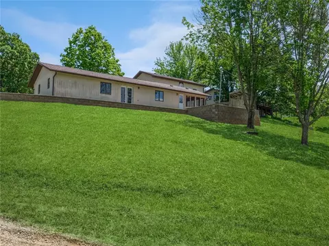 100 Sunrise Ln, Montezuma, IA 50171