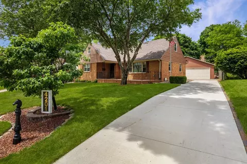 4201 Leonard Pl, Des Moines, IA 50310