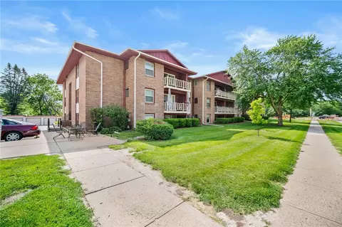 7815 Douglas Ave #105, Urbandale, IA 50322