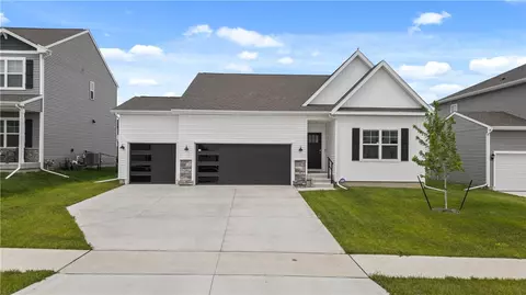 10417 Powell Ave, Johnston, IA 50131