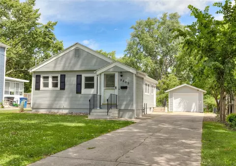 2805 Arnold Rd, Des Moines, IA 50310