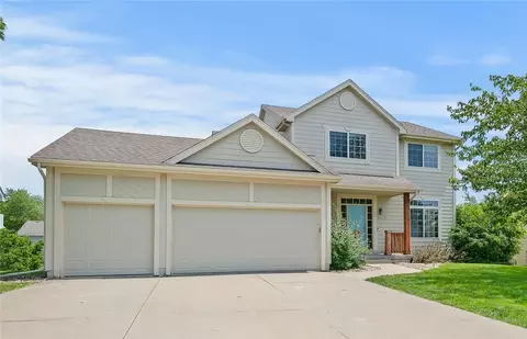 1295 Crestview Dr, Carlisle, IA 50047