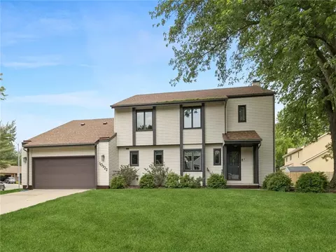 10922 Lincoln Ave, Clive, IA 50325