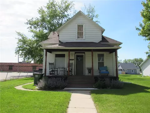 206 S Maple Ave, Woodward, IA 50276