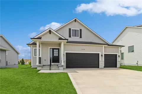 860 Gray Ave, Waukee, IA 50263