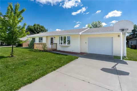 409 Hillcrest Dr, Polk City, IA 50226