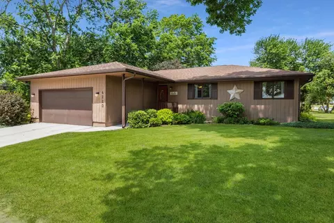 4220 Parkview Dr, Urbandale, IA 50322
