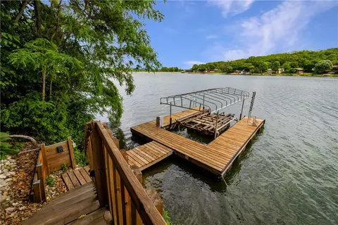8112 Lakeshore Dr, Dexter, IA 50070
