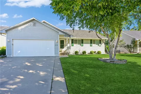 2608 Bent Ridge Ct, Des Moines, IA 50320