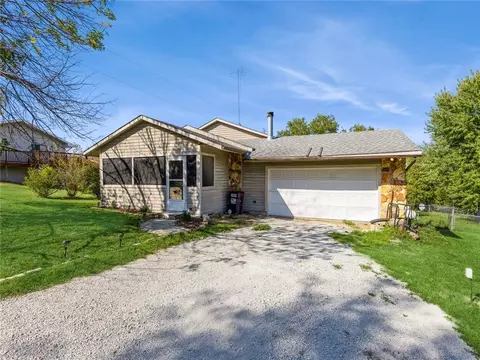 8117 Ivy St, Dexter, IA 50070