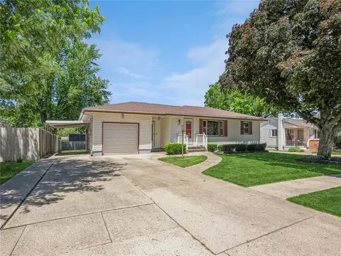 1006 E Girard Ave, Indianola, IA 50125