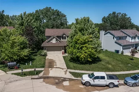 10215 Oakwood Dr, Urbandale, IA 50322