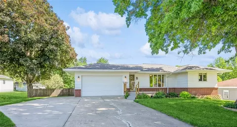 1210 E Clinton Ave, Indianola, IA 50125
