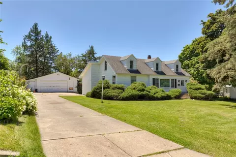 914 Elder Ln, Des Moines, IA 50315