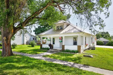 109 N 5th St, Knoxville, IA 50138