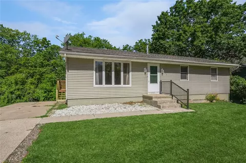 705 N G St, Indianola, IA 50125